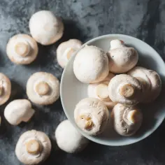 Świeże pieczarki na talerzu. Od kiedy dziecko może jeść pieczarki? Od 6 miesiąca życia, po konsultacji z lekarzem.