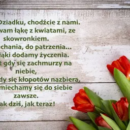 Krótki wierszyk dla babci i dziadka: "Babciu, Dziadku, chodźcie z nami. Damy wam łąkę z kwiatami, ze skowronkiem." na tle drewnianych desek z czerwonymi tulipanami.
