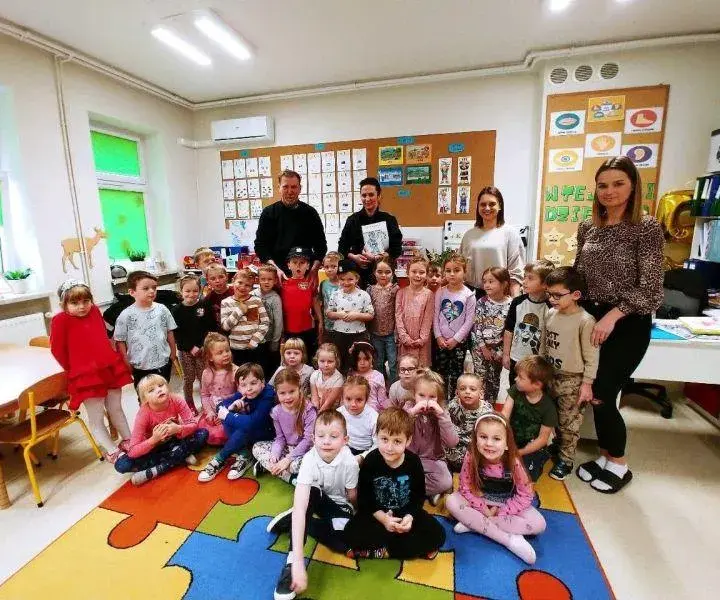 Ile opiekunek w przedszkolu? Poznaj przepisy i normy w Polsce