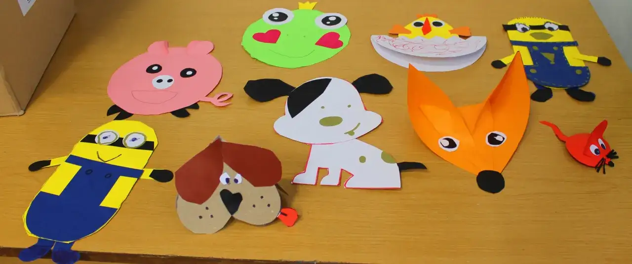 Kolorowe zwierzątka z papieru, w tym pieski, świnka, lis, żaba, kurczak, myszka i Minionki. To wspaniałe origami!