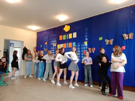 Dzień Kobiet w szkole - Jak świętować z klasą bez nudy i chaosu?